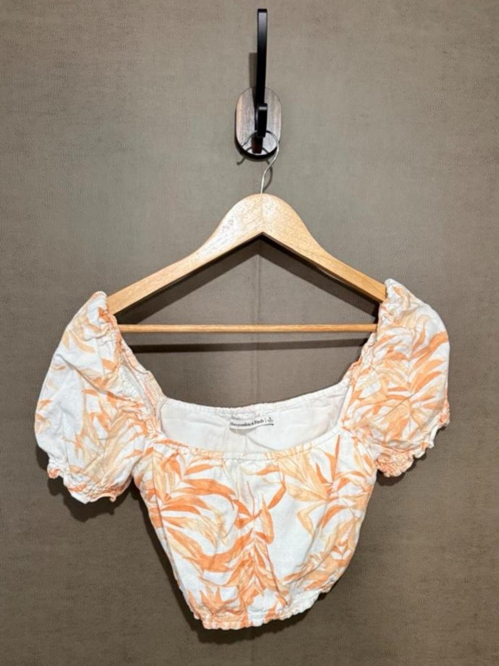 Abercrombie & Fitch White Crop Top with Peach Leaf Print